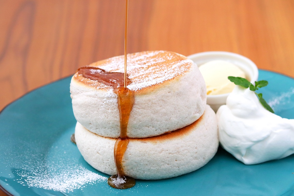 愛媛県松山市のパンケーキ専門店「道後はいから薄餅店」は1月11日より、パンケーキ全メニューを「はだか麦粉」100パーセントにリニューアルした。