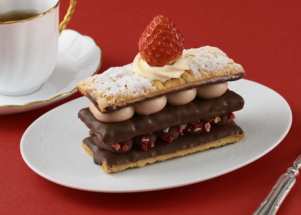 銀座コージーコーナーは1月26日〜3月1日頃まで、イチゴとチョコレートのスイーツ「苺&チョコのパイ～サクサク仕立て～」および「コージープリンセス（苺＆チョコ）」を展開する。