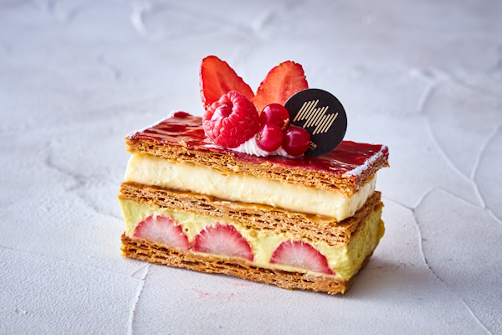 東京・池袋のホテルメトロポリタンは1月9日より、1階の「ケーキ&ベーカリーショップ」にて、イチゴを使用したケーキやヴェリーヌなど、ペストリーシェフおすすめのホテルメイドスイーツを4種販売する。