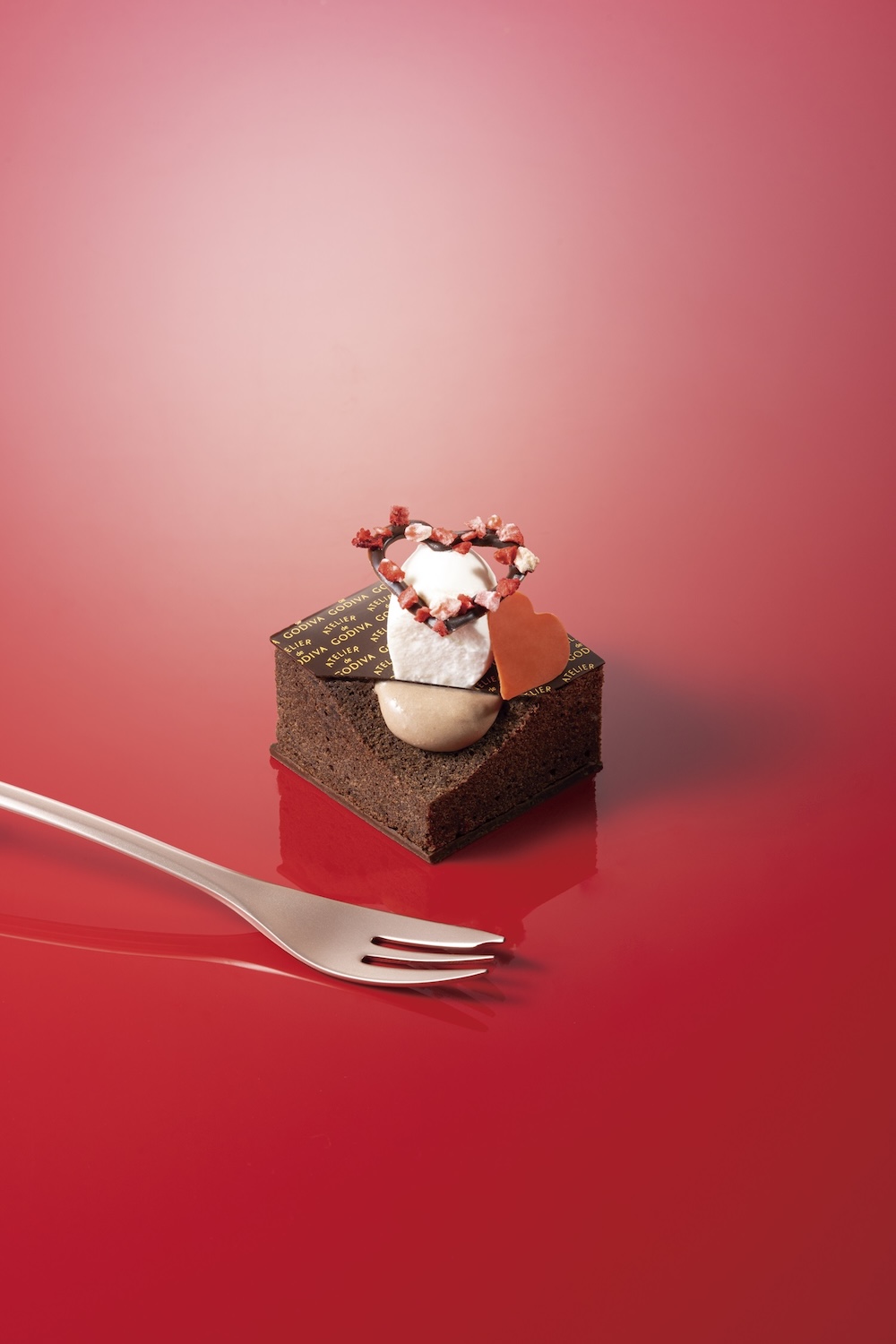1月17日〜2月14日に提供する「とろけるチョコレートクリームのケーキ」テイクアウト・税込み897円
