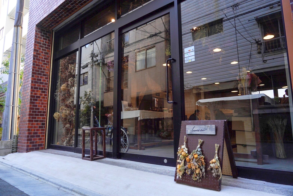 東京・蔵前に1月16日11時より、カフェ「ローレン（lauren）」がオープンする。エシカルフラワーの制作・販売を行いつつ、本格コーヒーやスイーツも楽しめる空間にリニューアルする。
