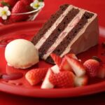 2gatu 14日まで提供する「苺のショコラショートケーキ バニラアイス添え」税込み1,430円