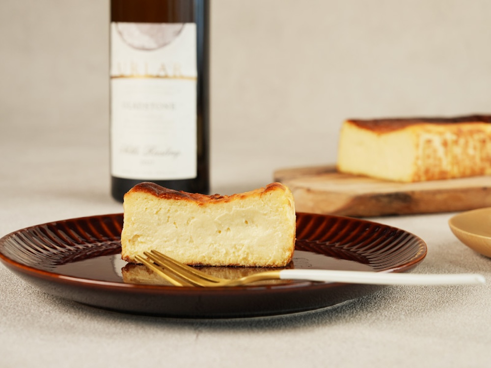 西酒造は1月19日より、「大人のバスクチーズケーキ〜URLAR貴腐ワインと鹿児島産はちみつ入り〜」の販売をスタートした。180個限定。価格は税込み16,200円。