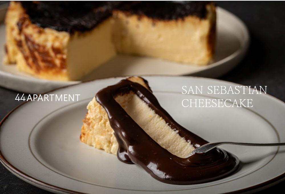 カフェ「44APARTMENT（ダブルフォーアパートメント）」の町田店および海老名店は2月5日より、自家製の新スイーツ「サンセバスチャンチーズケーキ」を展開している。