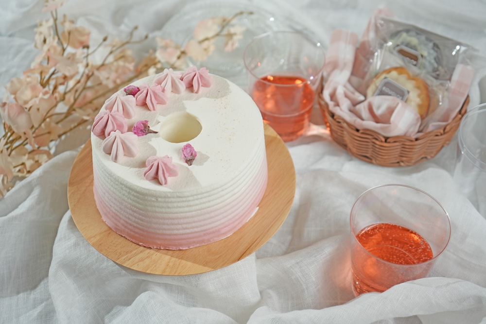 手作りシフォンケーキ専門店「This is CHIFFON CAKE.」は2月15日より、ピンクのグラデーションと桜塩味が特徴の春限定シフォンケーキ「SAKURA（さくら）」のお取り寄せ販売を展開中だ。