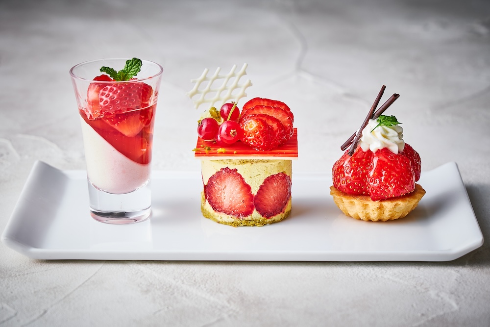 東京・池袋のホテルメトロポリタンは3月1日より、メザニンラウンジ「すずかけ」にて、パティシエが手がける「あまおう」を使用したデザート3種とドリンクがセットになった「Seasonal Dessert Set」および「あまおうジュース」を提供する。