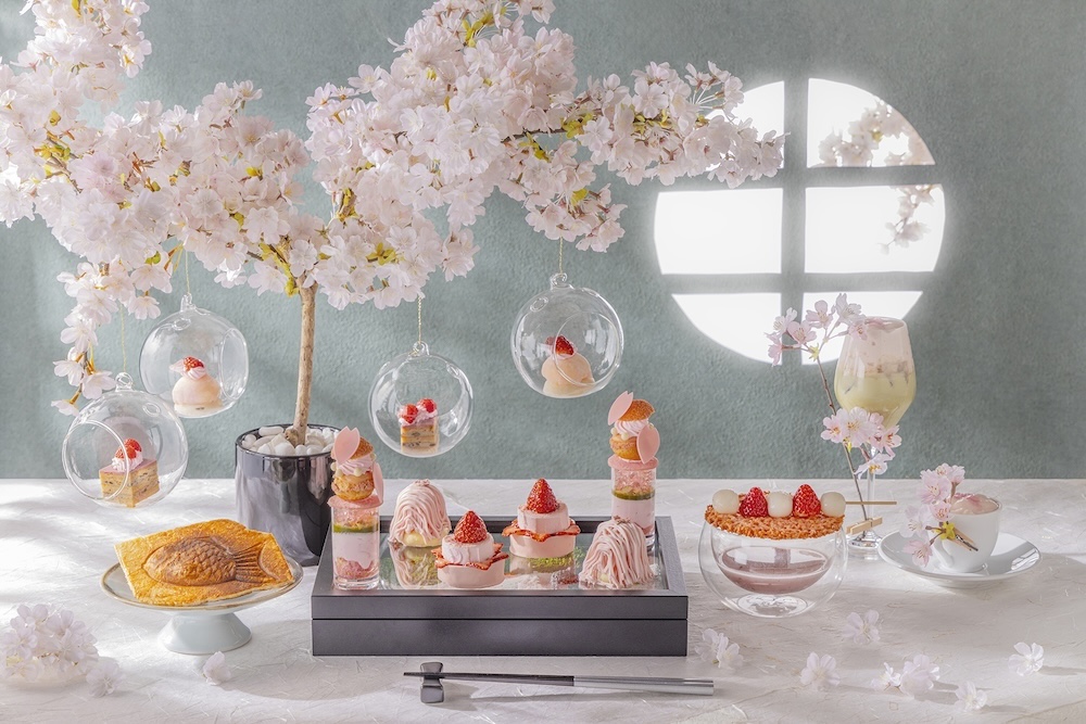 キンプトン新宿東京は3月1日〜4月30日、和をコンセプトにした桜といちごのアフタヌーンティー「JAPONESQUE」を提供する。価格はスタンダードセットが平日・税込み6,200円、プレミアムセットが税込み9,200円（別途サービス料）。
