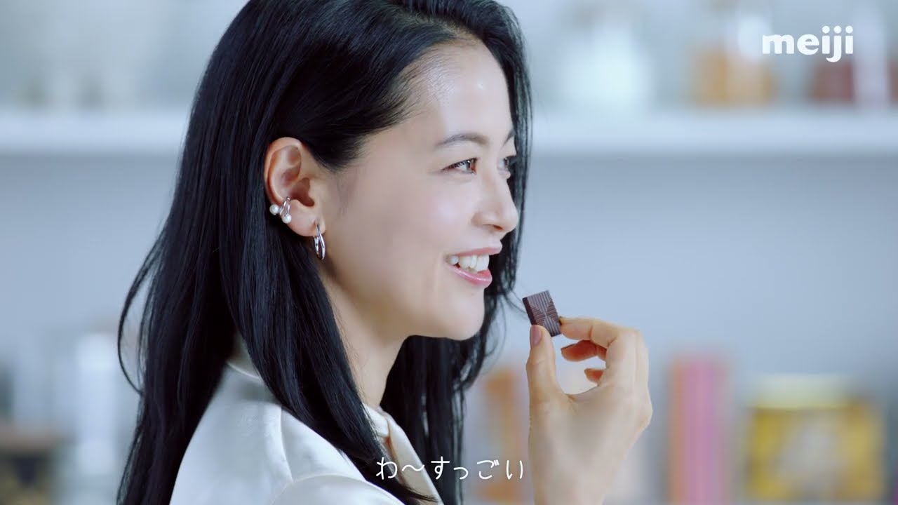俳優の黒谷友香さんが、2月5日より公開された「明治 ザ・チョコレート」の新ウェブCM「秘密のショコラトリー」篇に出演した。