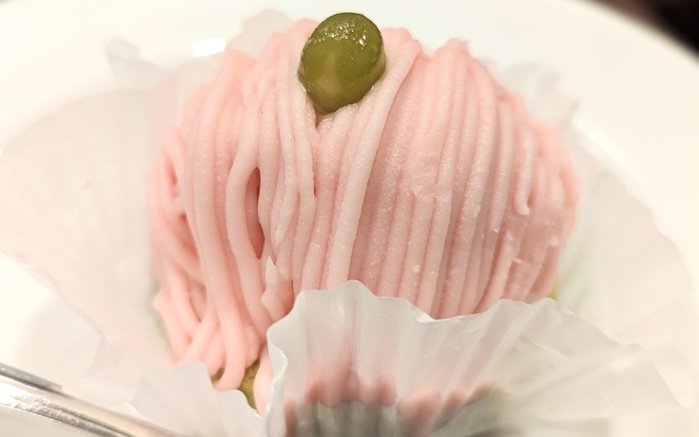 ルノアール系列のカフェでは2月15日～3月末頃まで、期間限定ケーキ「桜のモンブラン」を提供中だ。
