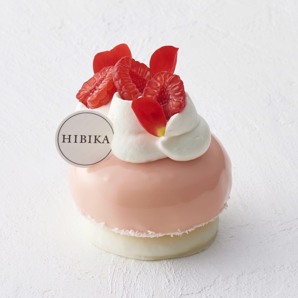 阪急うめだ本店および日本橋高島屋店をかまえる四季菓子の店「HIBIKA（ひびか）」は3月1日より、爽やかなビジュアルの春向けケーキを展開する。