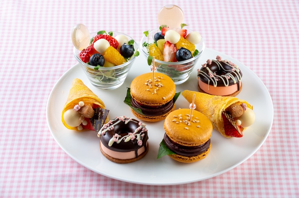 東京都新宿区のリーガロイヤルホテル東京は3月16日〜5月31日、「ガーデンラウンジ」にて、「苺のピクニックアフタヌーンティー」を展開する。予約制。価格は税込み6,000円（サービス料含む）。