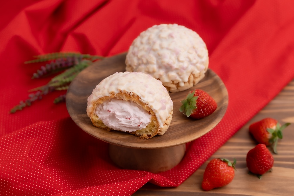 シュークリーム専門店「ビアードパパ」は3月1日より、全国店舗にて、「苺ホワイトチョコシュー」および「クッキー＆クリームシュー」を期間限定で販売する。