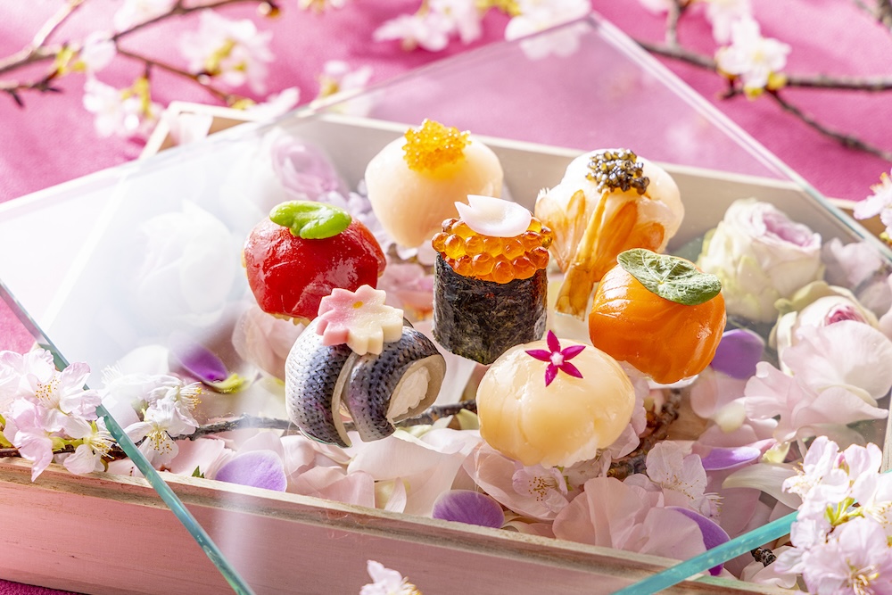 東京都新宿区のヒルトン東京は3月4日〜5月6日、2階の日本料理「十二颯」にて、春限定「華てまり寿司アフタヌーン」を提供する。1日12食限定。価格は税込み7,800円（サービス料含む）。