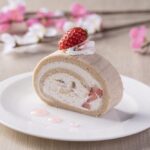 「苺と桜のロールケーキ」カット・税込み1,100円（ドリンク付き）