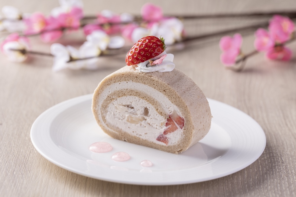 「苺と桜のロールケーキ」カット・税込み1,100円（ドリンク付き）