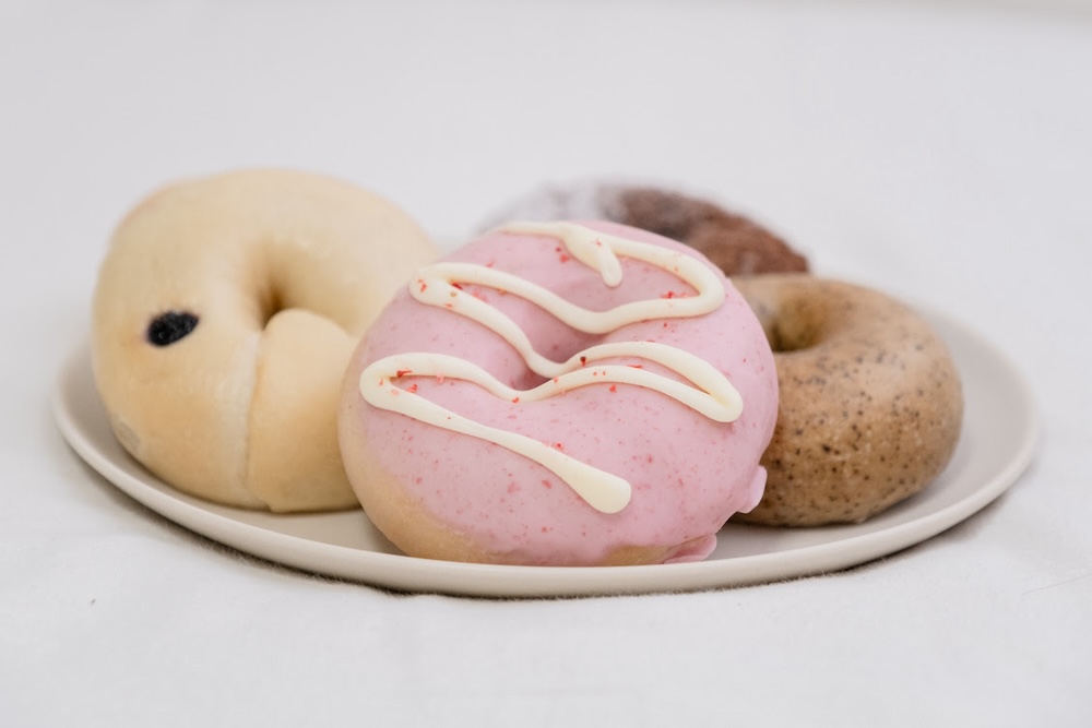 大丸梅田店に3月1日10時より、生ベーグル専門店「Bagels！」が新たにオープンする。営業時間は10時から20時まで。