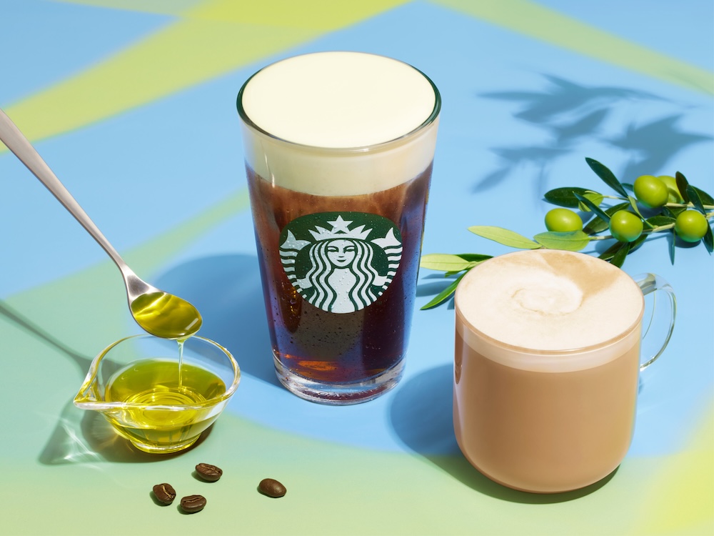 スターバックス コーヒー ジャパンは3月27日より、全国のスターバックス500店舗以上にて、スターバックスのコーヒーと伊パルタナ社の「エキストラバージン オリーブオイル」を組み合わせたコーヒービバレッジ「オリアート（Oleato）」を拡大販売する。