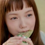 新テレビCM「抹茶黒蜜わらびもちパイ ぜんぶ好き！」篇ビジュアル