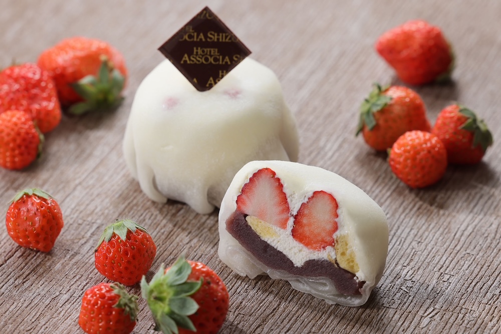 ホテルアソシア静岡は3月20日〜4月26日、規格外苺とホテルメイドケーキのスポンジ生地の端切れを有効活用したスイーツを提供する。