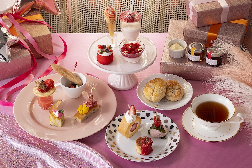 スイスホテル南海大阪は4月1日〜5月31日、6階の「ザ・ラウンジ」にて、春色鮮やかな 「Pretty In Pink (プリティ・イン・ピンク）Afternoon Tea」を展開する。平日・税込み5,500円　土日祝・税込み6,500円（いずれもサービス料含む）。