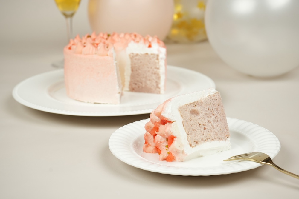 手作りシフォンケーキ専門店「This is CHIFFON CAKE.」は2月27日より、ホワイトチョコとほんのりイチゴの春限定シフォンケーキ「ベリー・メロウ（Berry Mellow）」を展開中だ。価格は税込み3,500円。