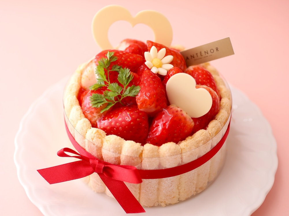 神戸発のパティスリー「アンテノール」は、ホワイトデー向けのケーキやイチゴの焼き菓子を順次提供する。