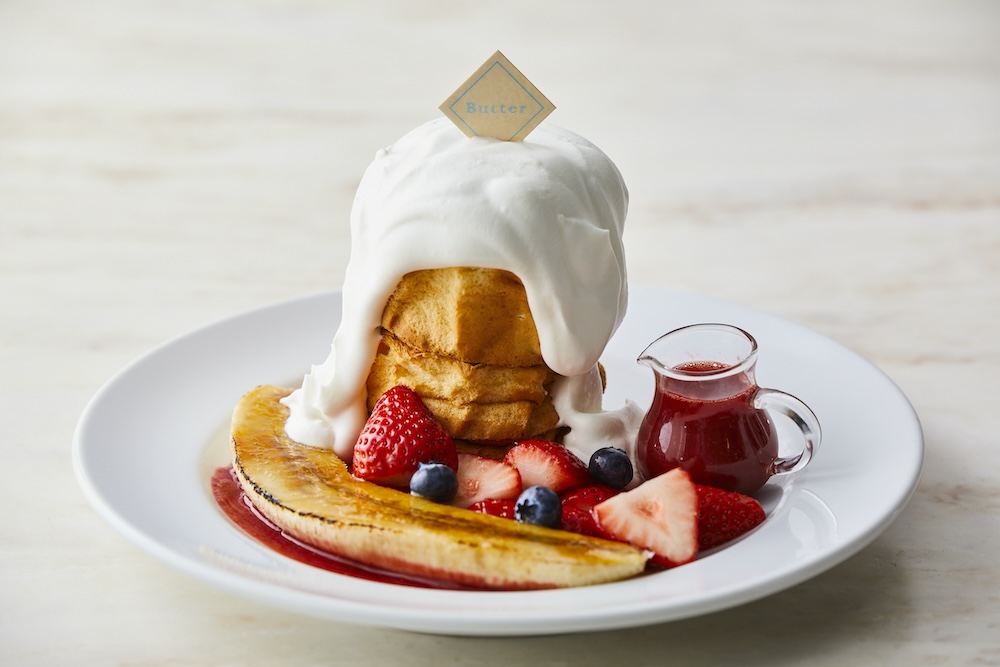パンケーキショップ「Butter」は2月27日より、横浜ベイクウォーター店にて、ふわふわ生食感の「ホワイトタワースフレパンケーキ」を提供中だ。価格は税込み1,980円。