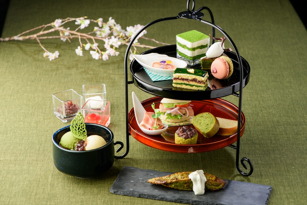 富山エクセルホテル東急は4月2日～6月30日、15階のレストラン「リコモンテ」にて、「京都『祇園辻利』抹茶づくしのアフタヌーンティー」を展開する。価格は税込み4,500円（サービス料含む）。