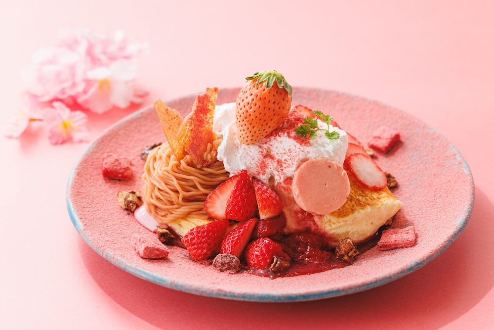 横浜・みなとみらいのオールデイカフェ&ダイニング「The Blue Bell」は4月1日〜4月26日、「"Strawberry-pink"淡雪いちごの苺モンブランパンケーキ」を展開する。価格は税込み1,980円。