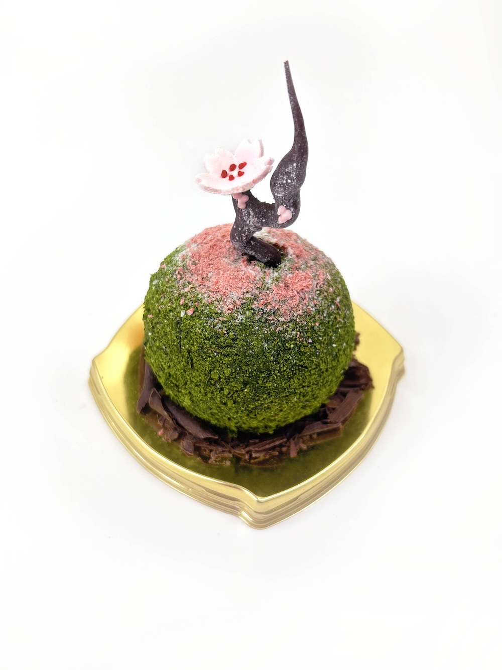 京都祇園のパティスリー「洋菓子ぎをんさかい」は3月1日より、春を感じるスイーツ「花うちわ」および「苔玉（桜）」を発売開始した。いずれも4月までの期間限定発売となる。