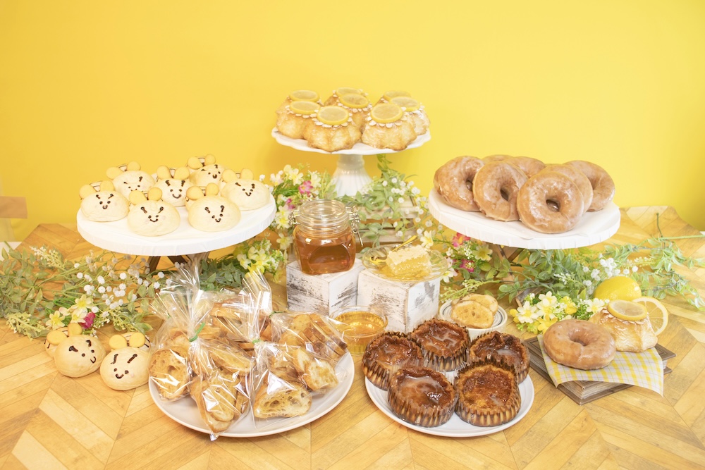 北海道発のベーカリーチェーン「ペンギンベーカリー」は4月7日より、全国店舗にて、「ハチミツぶんぶんフェア」を開催。ハチミツを用いた期間限定パンが順次展開される。