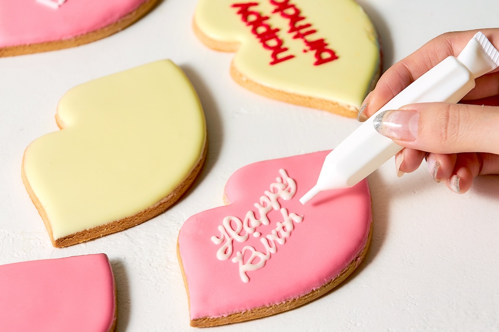 リップクッキーには、付属のチョコペンで名前やメッセージを自由に書くことも可能。