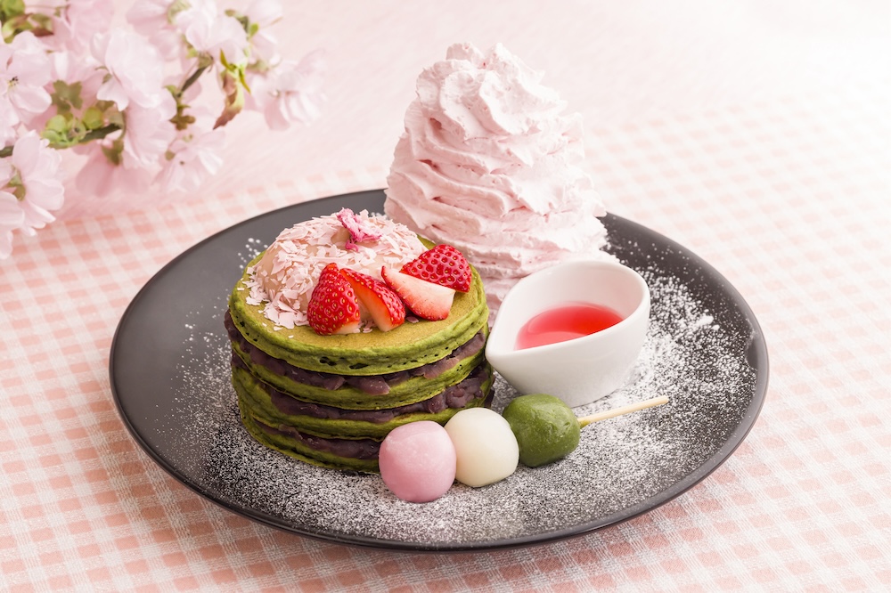 「EGGS ’N THINGS JAPAN」は3月20日～4月17日、国内の「Eggs ’n Things」および「Eggs ’n Things Coffee」全店舗にて、「桜抹茶パンケーキ」と「桜フレンチトースト」を販売する。