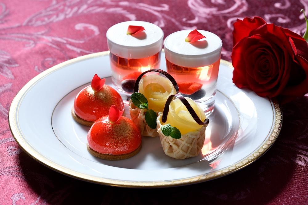ホテルニューグランドは5月1日～6月30日、バラをテーマにした「薔薇のアフタヌーンティー」を展開する。価格は税込み6,704円（サービス料含む）。