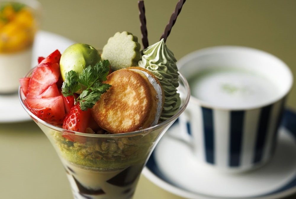 東京ステーションホテルは4月1日〜5月12日、館内1階のロビーラウンジにて、創業300年を誇る京都の老舗の抹茶を使った「抹茶パフェ」を提供する。1日10食限定。価格は税込み3,600円。