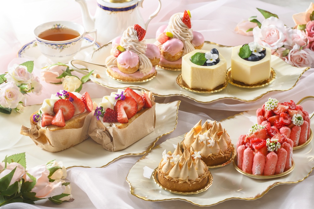 「都ホテル 尼崎」は4月1日〜5月31日、「ザ・ラウンジ&ケーキショップ」にて、「ストロベリーアフタヌーンティー」および春のスイーツコレクションを展開する。