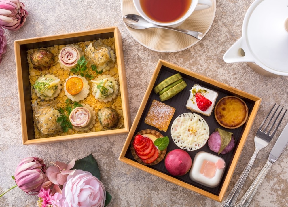 リーガロイヤルホテル京都は4月1日〜4月30日、1日10食限定の二段重「スプリングアフタヌーンティーセット」およびデザート2種を展開する。