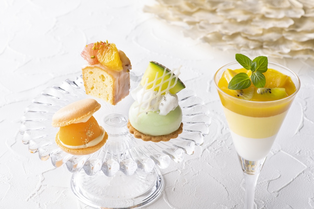 東京ディズニーリゾートのオフィシャルホテルであるヒルトン東京ベイは4月25日より、ロビー階のバーラウンジ「シルバ（silva）」にて、旬のフルーツを贅沢に使ったデザートとセイボリーなどの全14種の「フルーツアフタヌーンティー（Fruit Afternoon Tea）」の提供をスタートする。価格は税込み5,200円（サービス料含む）。