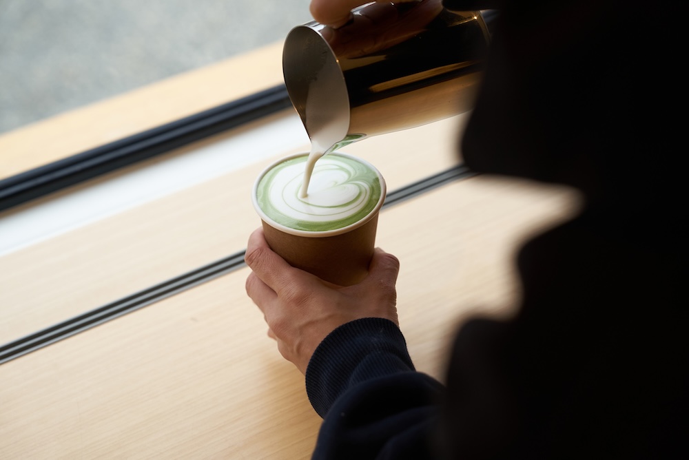 「抹茶ラテ（HOT／ICED）」税込み928円