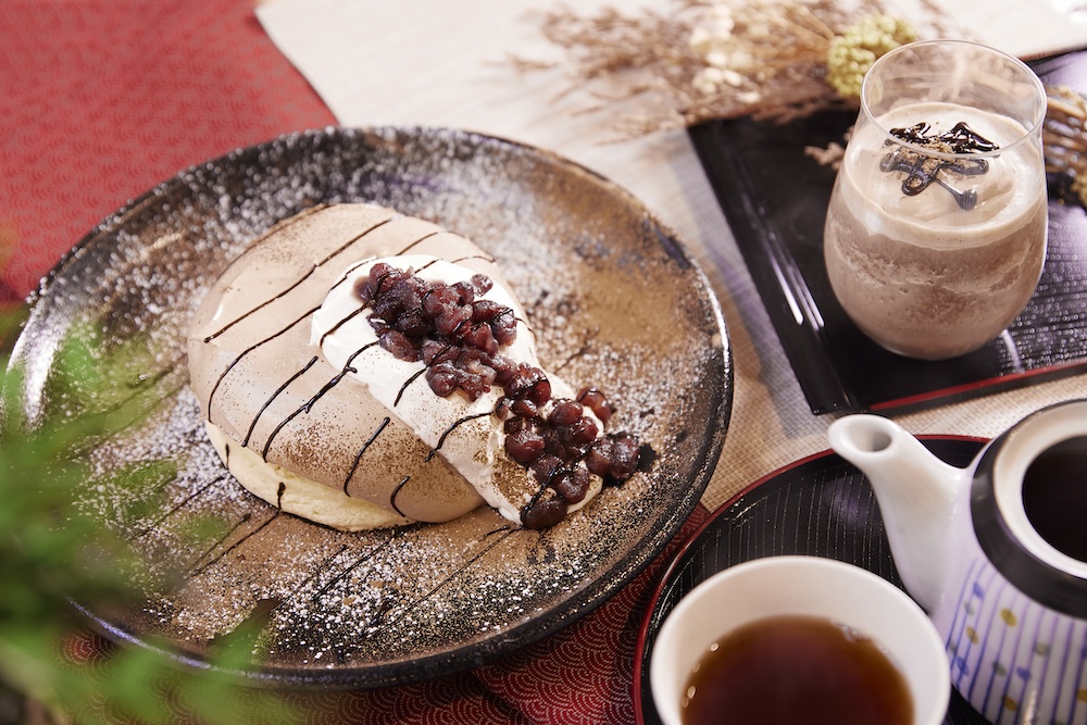 カフェチェーンの高倉町珈琲は3月14日より、「加賀棒ほうじ茶のリコッタパンケーキ」を期間限定提供する。価格は税込み1,580円。