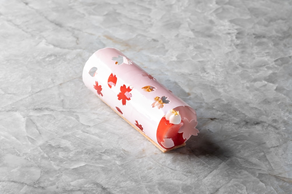 「桜とイチゴのケーキ」テイクアウト・税込み2,300円