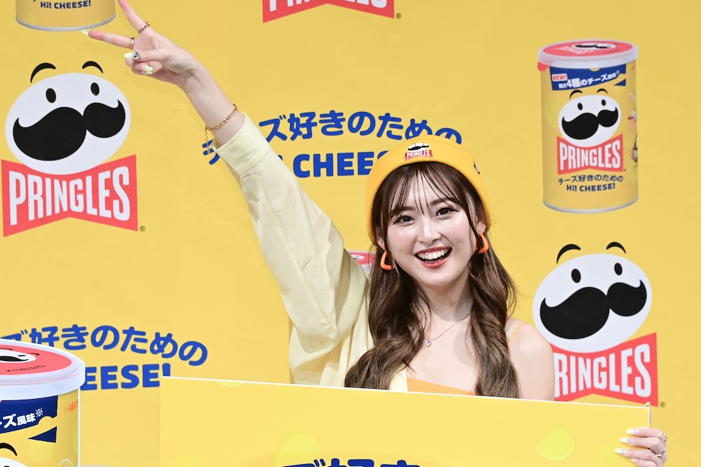 プリングルズ新商品「Hi! CHEESE!」のCM発表会の様子