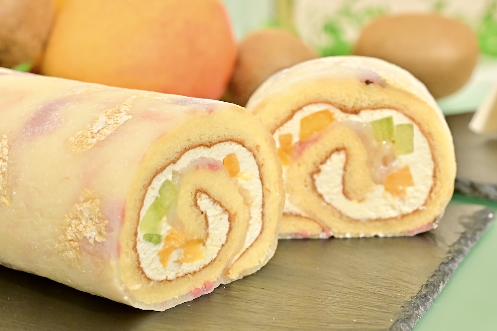 本館1階の「ランデブーラウンジ」で提供する15周年記念商品「Sakura Tropical Mochi Roll」税込み3,800円（サービス料含む）