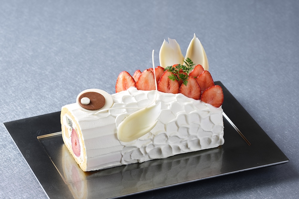「ホテル インターコンチネンタル 東京ベイ」は4月20日〜5月6日、「ザ・ショップ N.Y.ラウンジブティック」にて、こいのぼりをモチーフにしたフルーツロールケーキを展開する。4月13日より予約受付中。価格は税込み3,500円。