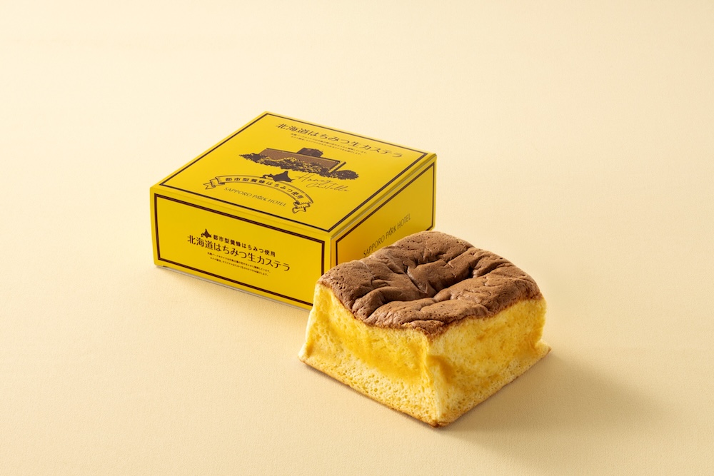 札幌パークホテルは4月15日より、ホテル開業60周年の記念商品として、同ホテル屋上にて養蜂した蜂蜜を使った「北海道はちみつ生カステラ」を新発売中だ。価格は税込み1,400円。1階の「テラスレストランピアレ ケーキコーナー」にて月曜日から木曜日まで提供中。