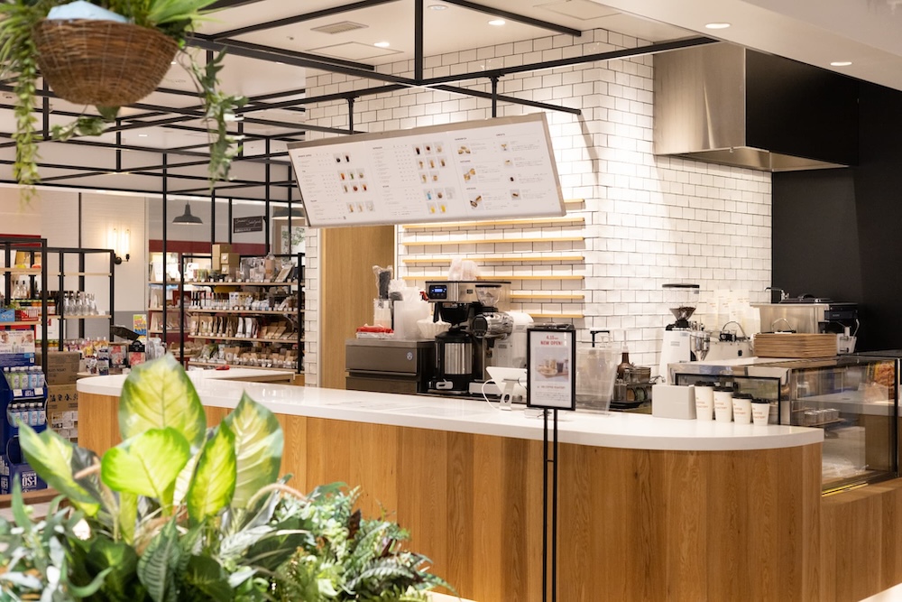 カフェ「UNI COFFEE ROASTERY」が4月15日、横浜ハンマーヘッドに新店舗「UNI COFFEE ROASTERY 横浜ハンマーヘッド」をオープンした。