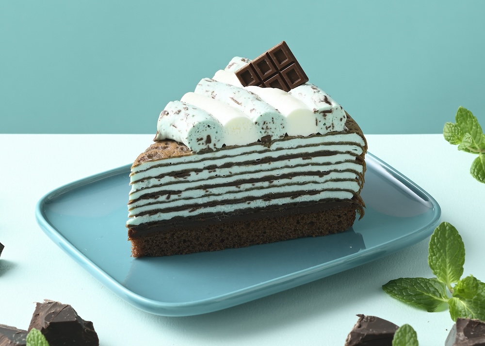 銀座コージーコーナーは4月26日より、全国の生ケーキ取扱店にて、「チョコミントミルクレープ」を展開する。価格は税込み529円。
