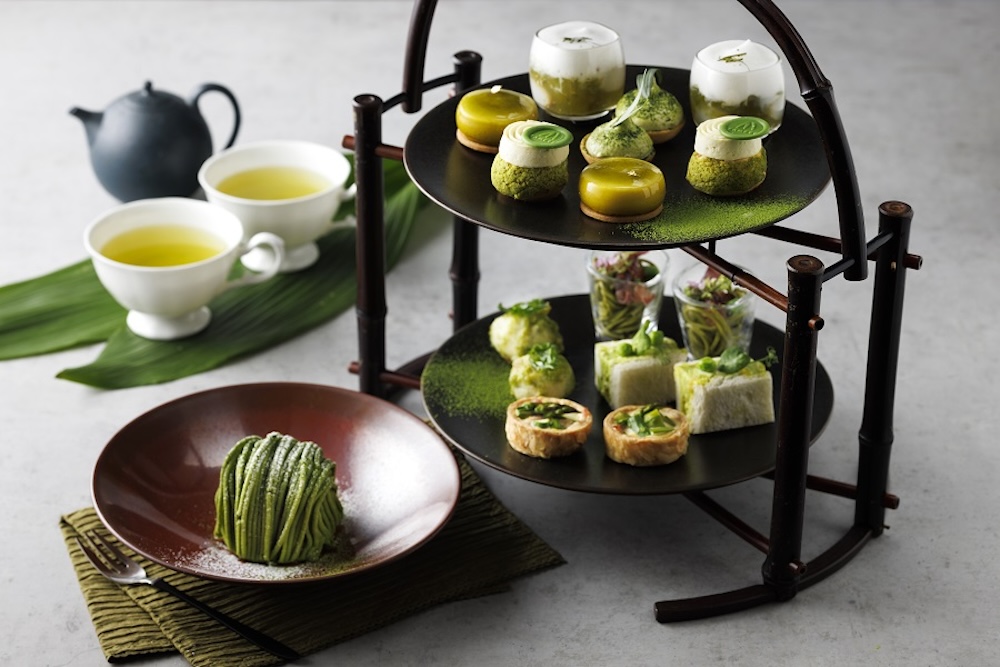 シェラトン都ホテル東京は5月1日〜5月31日、ロビーラウンジ「バンブー」にて、日本茶スイーツの魅力にフォーカスした「新緑のアフタヌーンティー」を数量限定で提供する。価格は税込み6,400円（サービス料含む）。