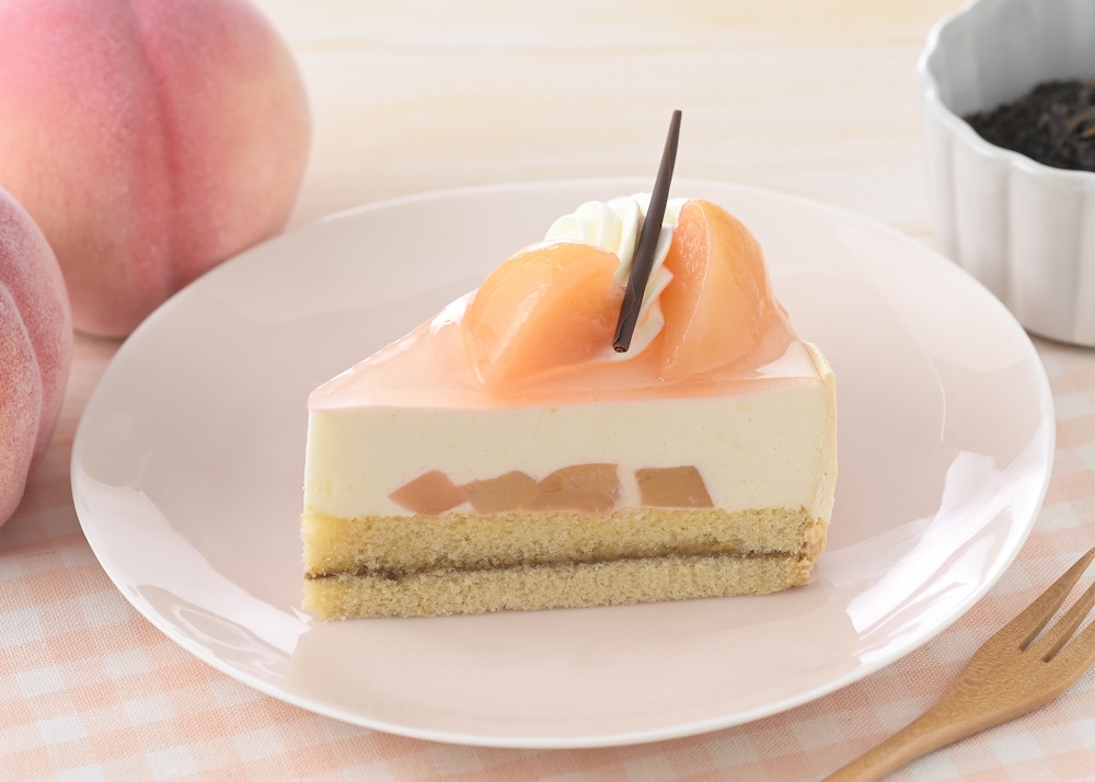 銀座コージーコーナーは4月26日〜6月6日頃まで、全国の生ケーキ取扱店にて、新作スイーツ「白桃と紅茶のケーキ」を提供開始する。価格は税込み572円。
