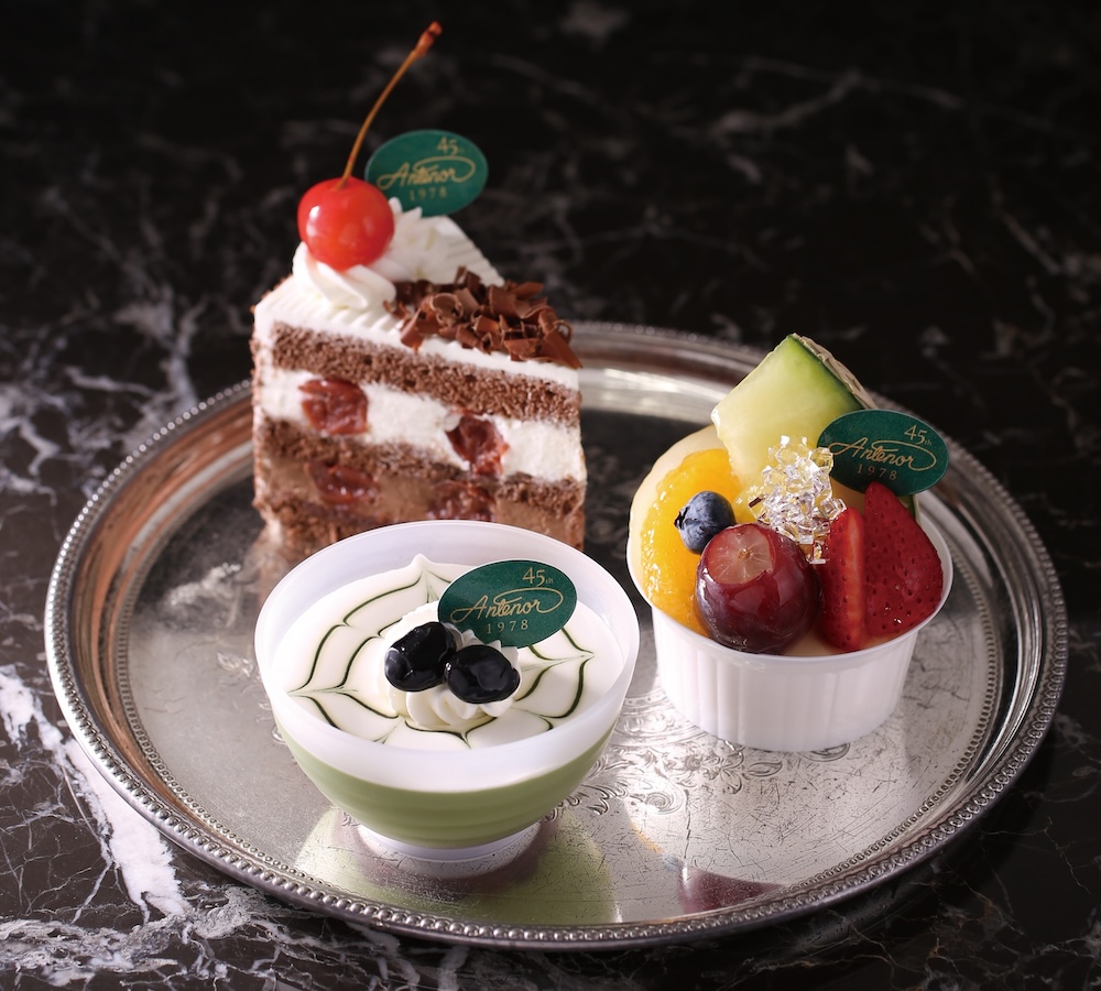 神戸発のパティスリー「アンテノール」は4月27日より、創業45周年記念第2弾として、全国店舗で復刻ケーキ3品を提供する。